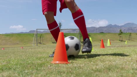 Fußballspieler-Trainieren-Auf-Dem-Feld