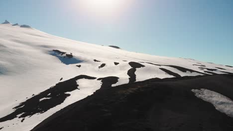 在冰島的sneefellsjökull冰川上空的白色雪和黑色土壤上空的美麗無人機飛行