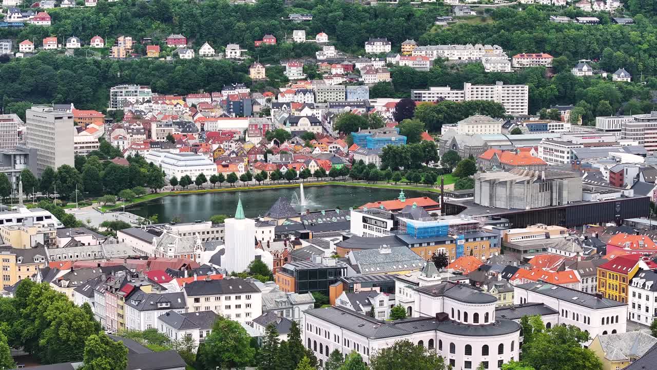 노르웨이 베르겐의 주거 지역, 호수, 분수, 건물 및 기차역의 공중 사진, 드론  60fps