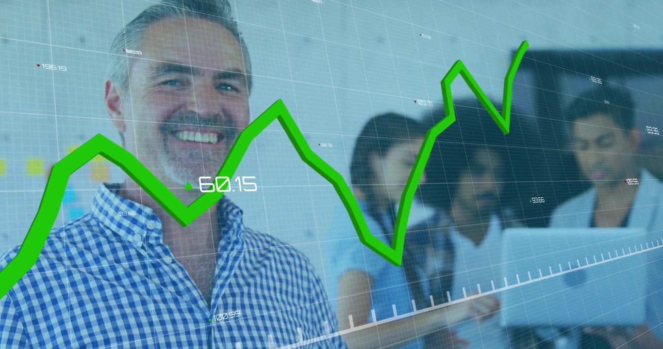 Animazione dell'elaborazione dei dati finanziari su diversi uomini d'affari in ufficio