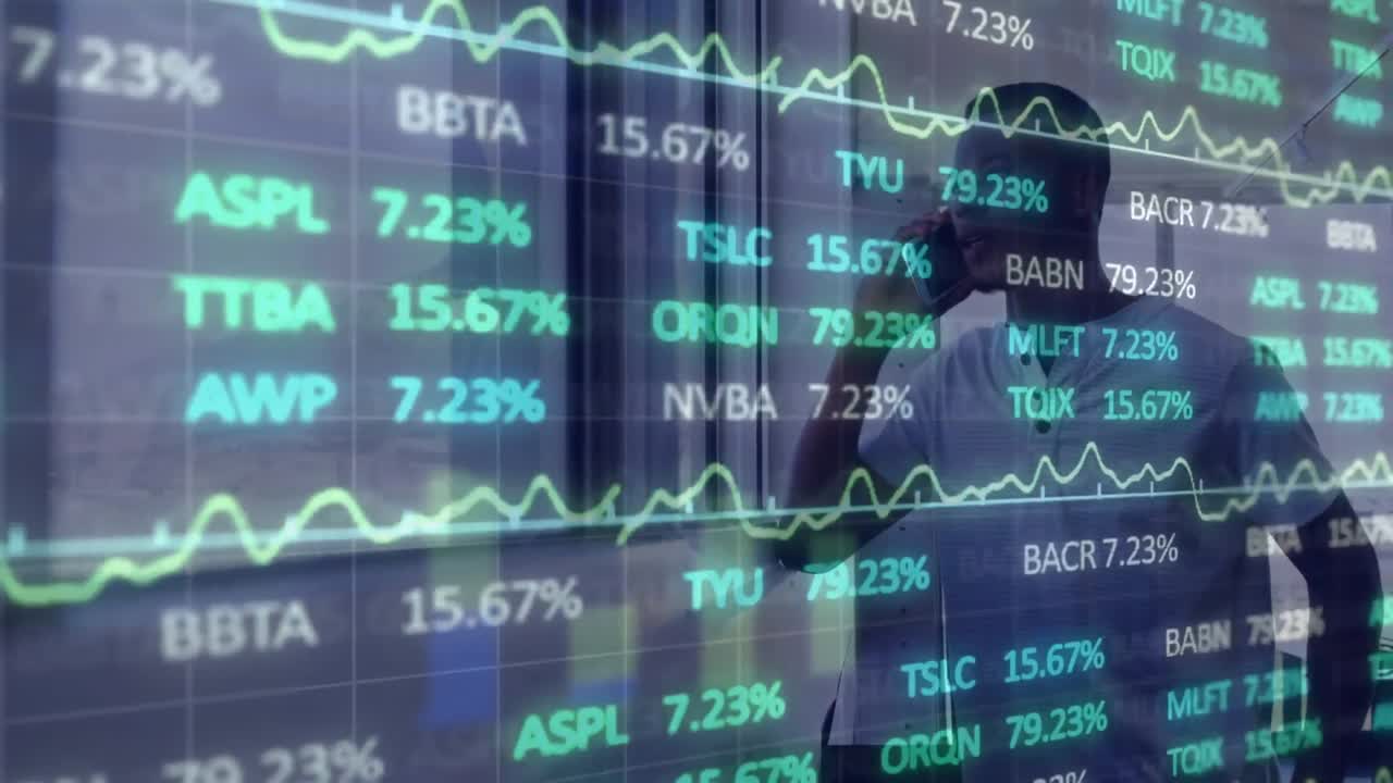 Animasjon av finansiell databehandling over en afroamerikansk forretningsmann som bruker smarttelefon