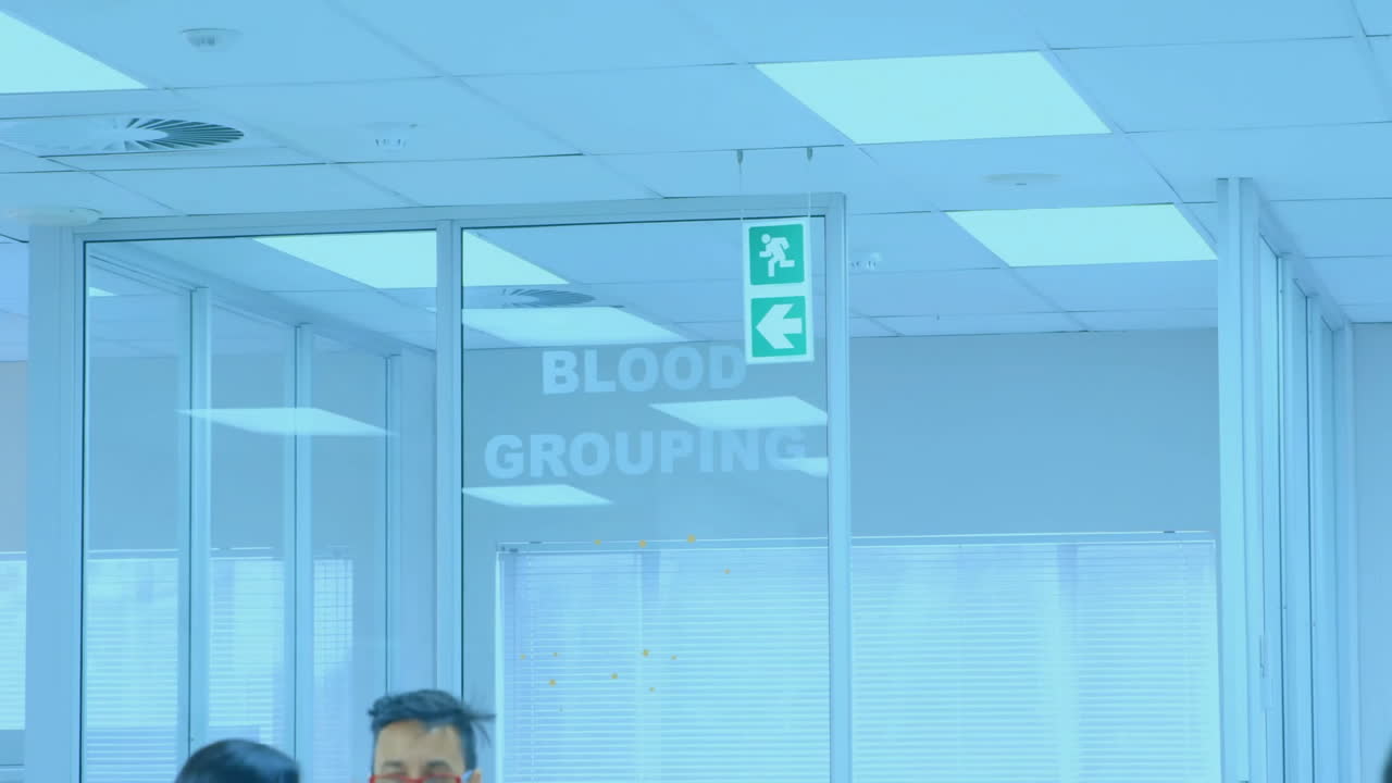 실험실에서 일하는 다양한 여성 과학자들에 대한 그래프 처리 데이터의 애니메이션