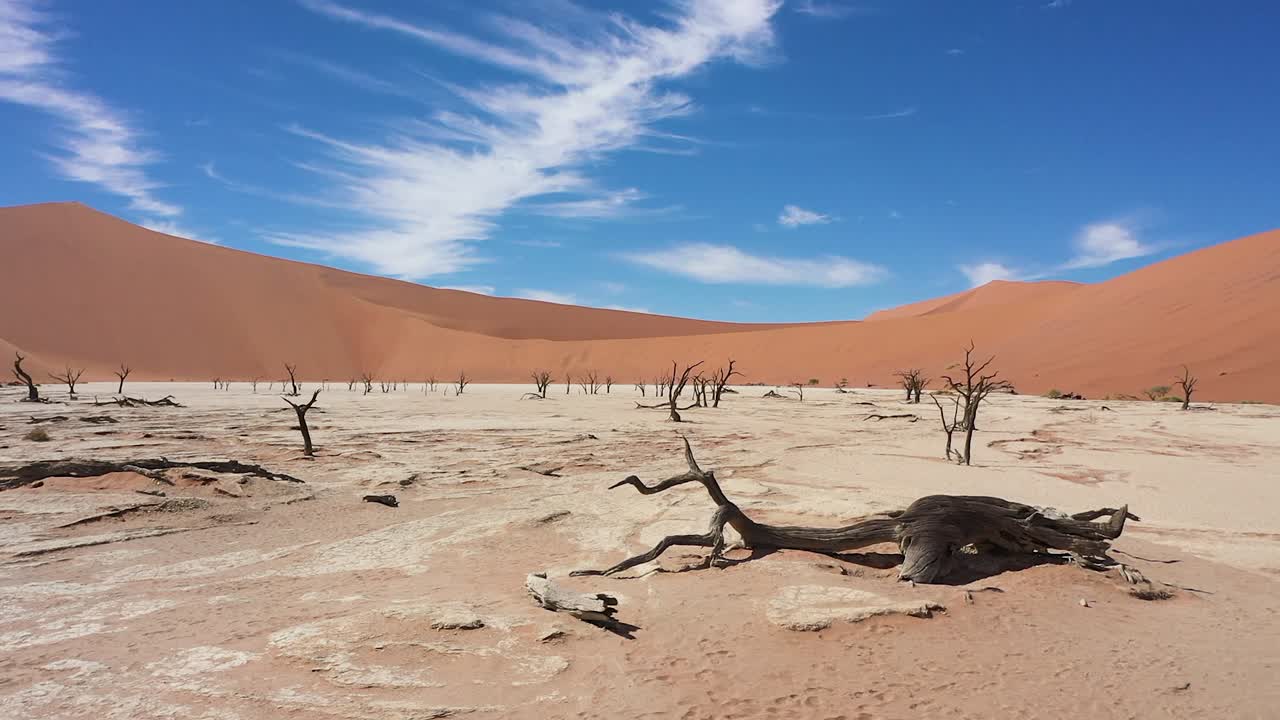 vista aérea de seguimiento de la toma del valle muerto en namibia
