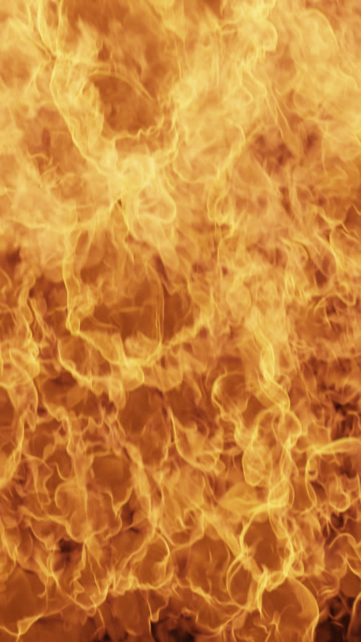 Dynamisk ild og flammer, der stiger op på sort baggrund