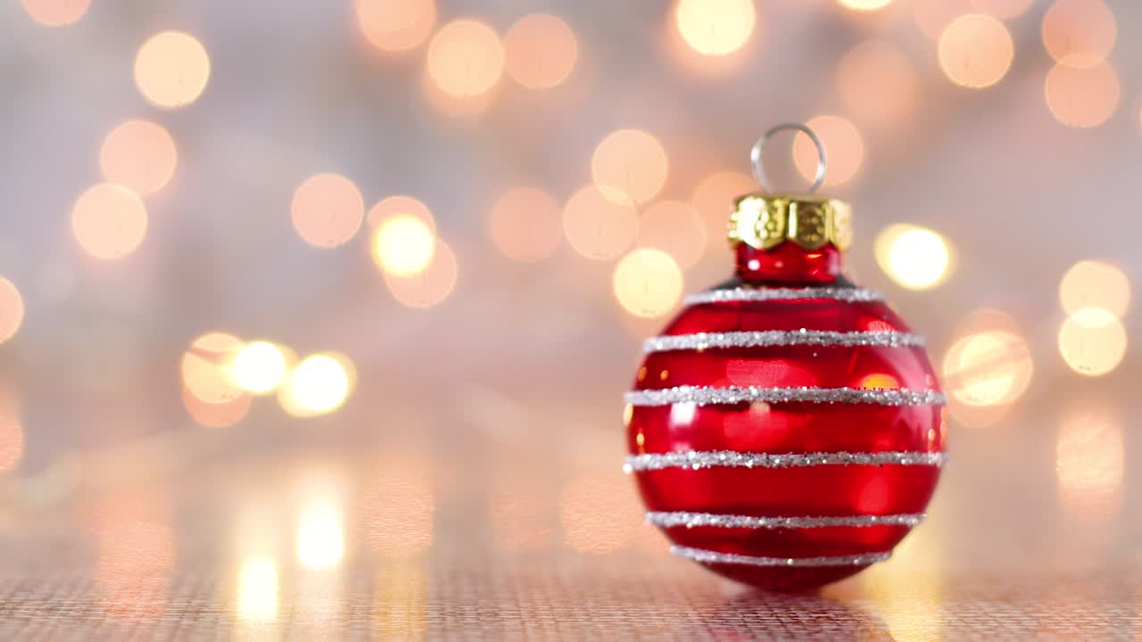 Ornamento natalizio rosso e carino con luci intermittenti dietro. Buon Natale