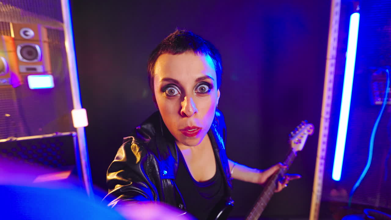 Donna con giacca di pelle e chitarra