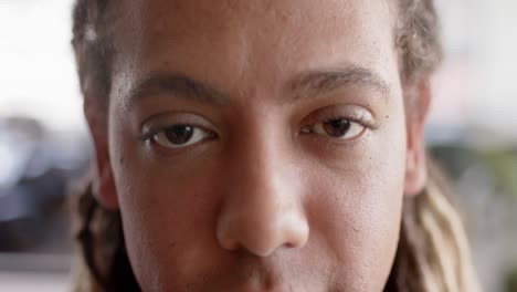 retrato de un feliz hombre de negocios informal de dos razas en una oficina creativa en cámara lenta