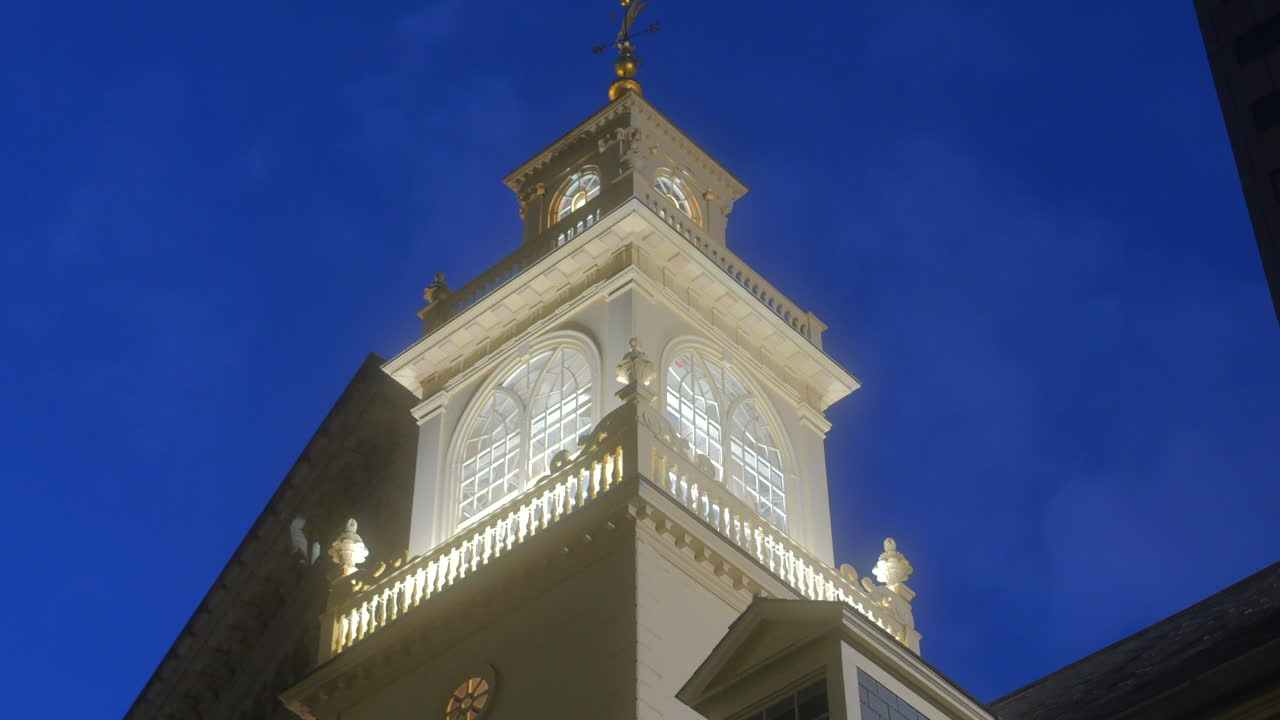 밤에 조명을 받는 보스턴의 유서 깊은 올드 스테이트 하우스 타워