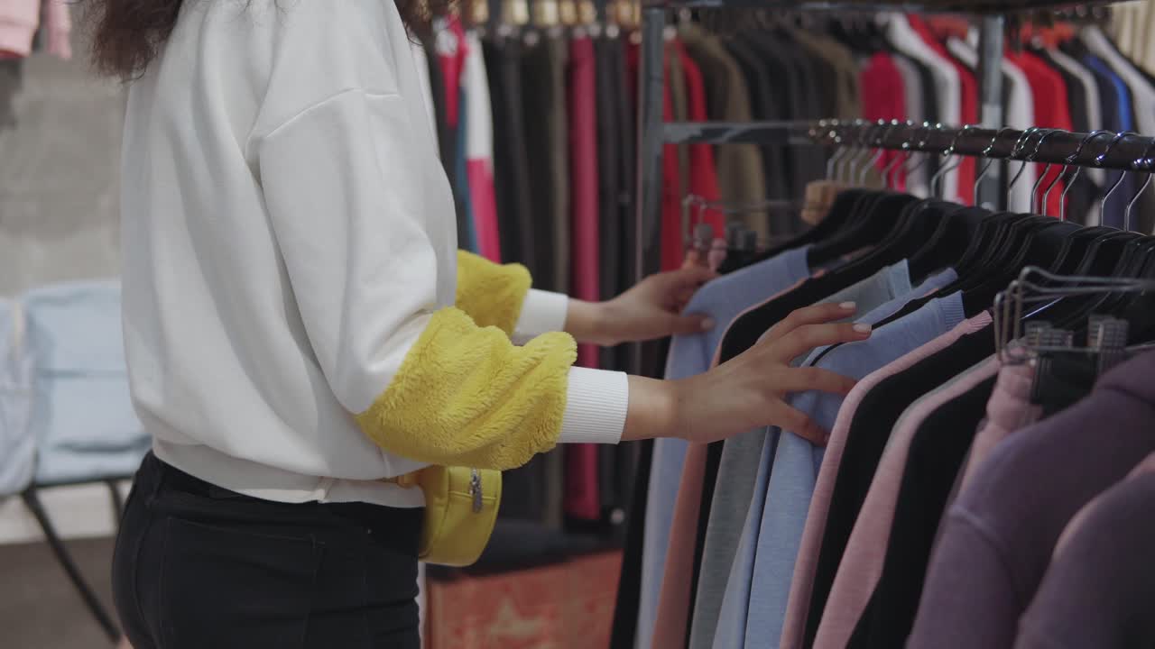 소매점 에서 옷 을 구입 하는 여자