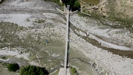 uma ponte sobre águas turbulentas