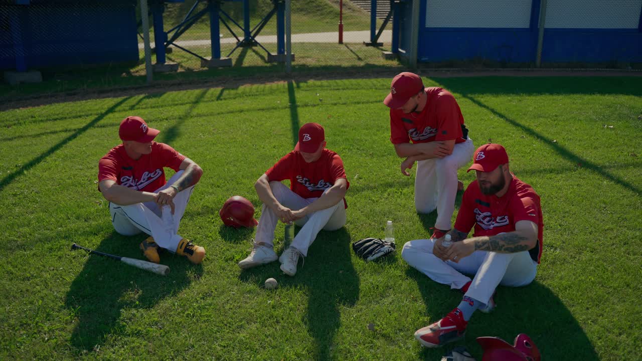 Team di baseball che si rilassa sul campo