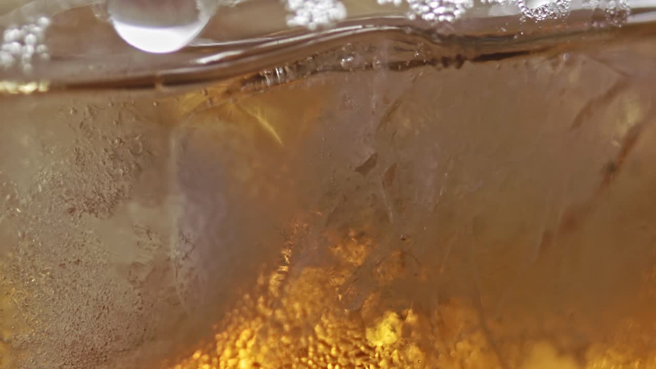 primer plano de vidrio mirando a través de la condensación como cubos de hielo girando alrededor-1