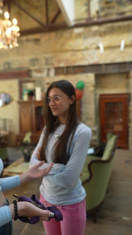 dos mujeres en conversación en un café vintage