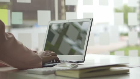 una mujer joven trabajando con una computadora portátil en una cafetería idea de negocio contable chica financiera