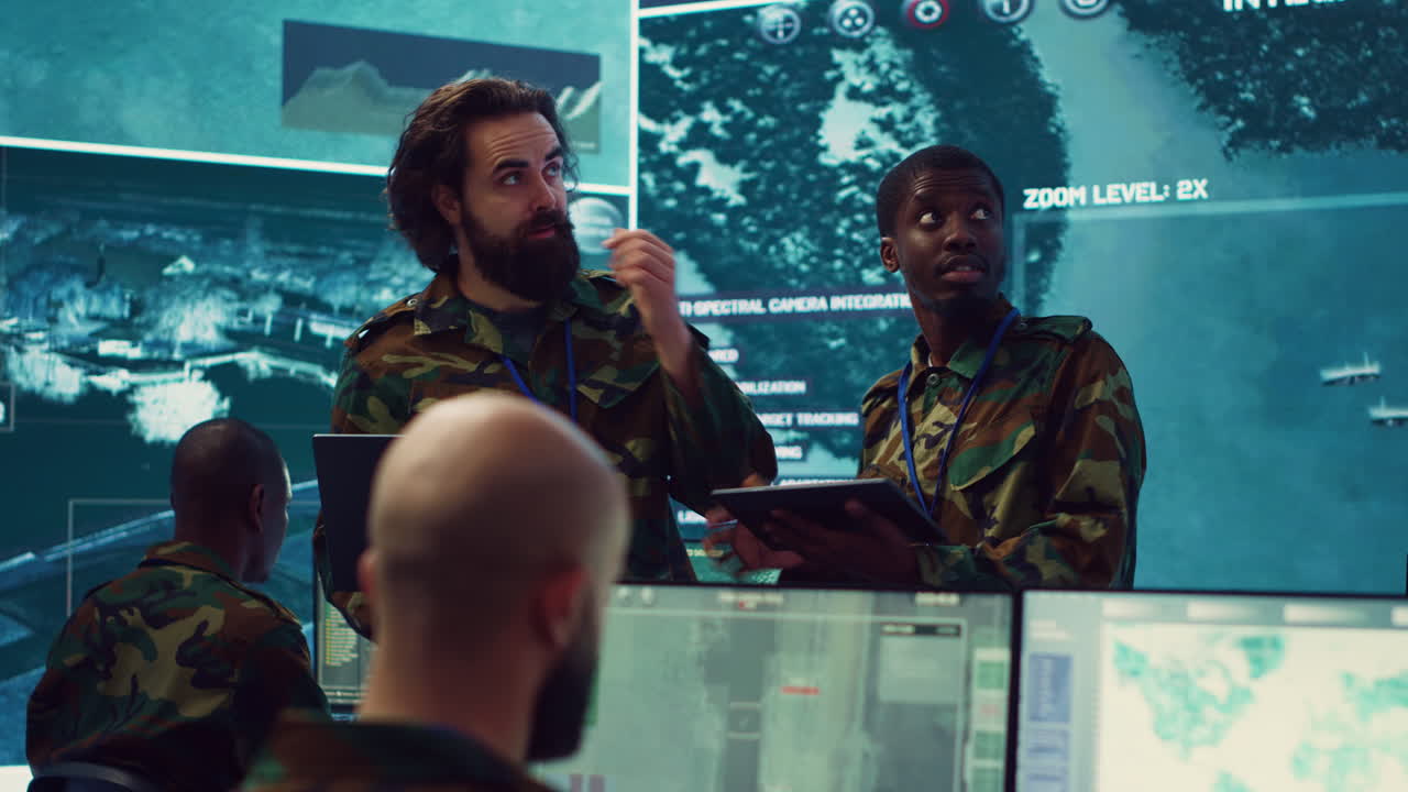 equipo diverso de unidad de infantería líder y comandante recopilar inteligencia