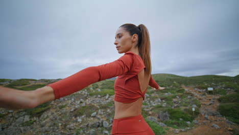 retrato atleta entrenamiento de yoga en hermosas laderas nubladas. mujer haciendo ejercicio