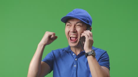 흥분 된 배달 운전자 는 전화 로 이야기 하고 있다