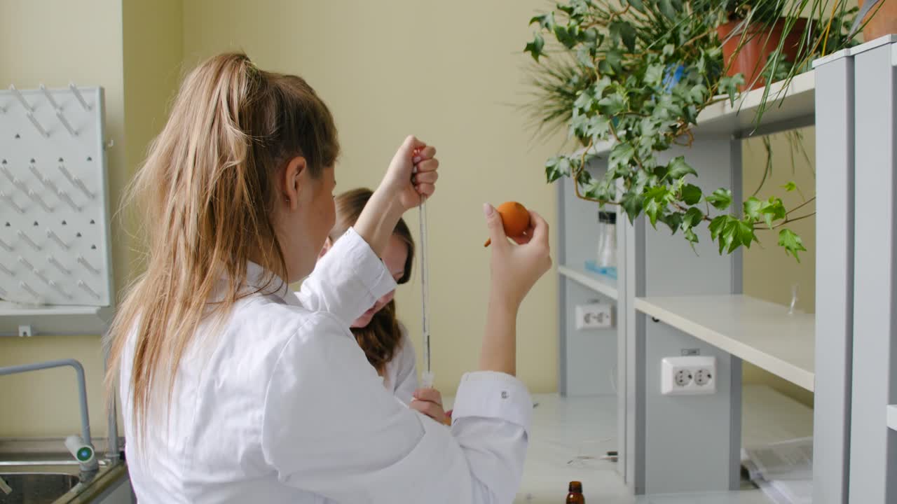 estudiantes de ciencias realizando un experimento en un laboratorio