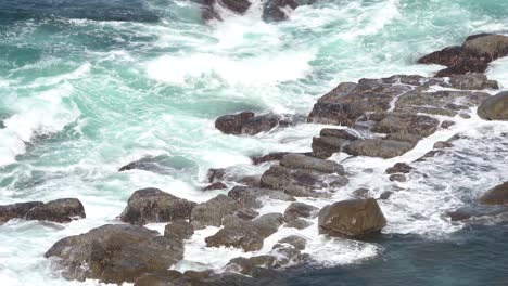 Hermosas-Olas-Azules-Del-Océano-Rompiendo-La-Costa-Rocosa