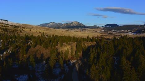 Explorando-Las-Maravillas-De-La-Cordillera-Nevada-De-Kamloops-Desde-Arriba