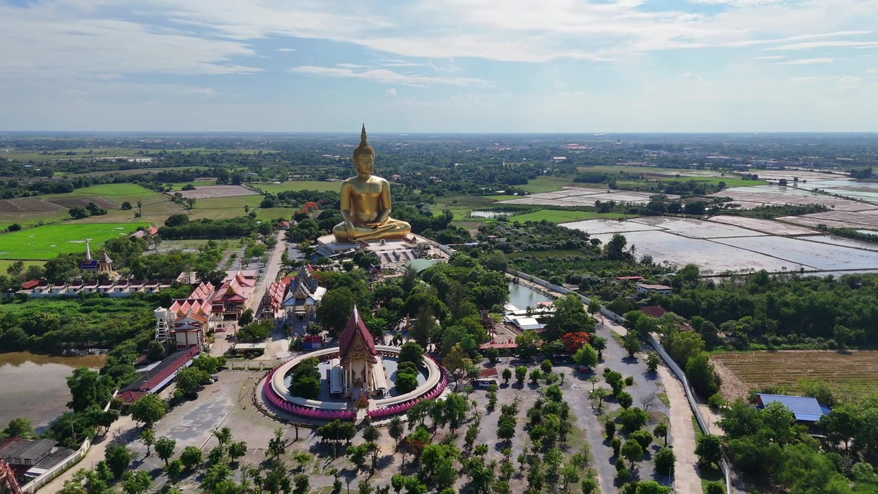 Cảnh quay toàn cảnh xoay tròn từ trên cao của Tượng Phật Vàng và ngôi đền Wat Muang hùng vĩ ở Ang Thong, Thái Lan. Cảnh giới thiệu