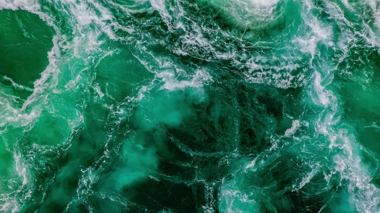 las olas de agua del río y el mar se encuentran durante la marea alta y la marea baja.