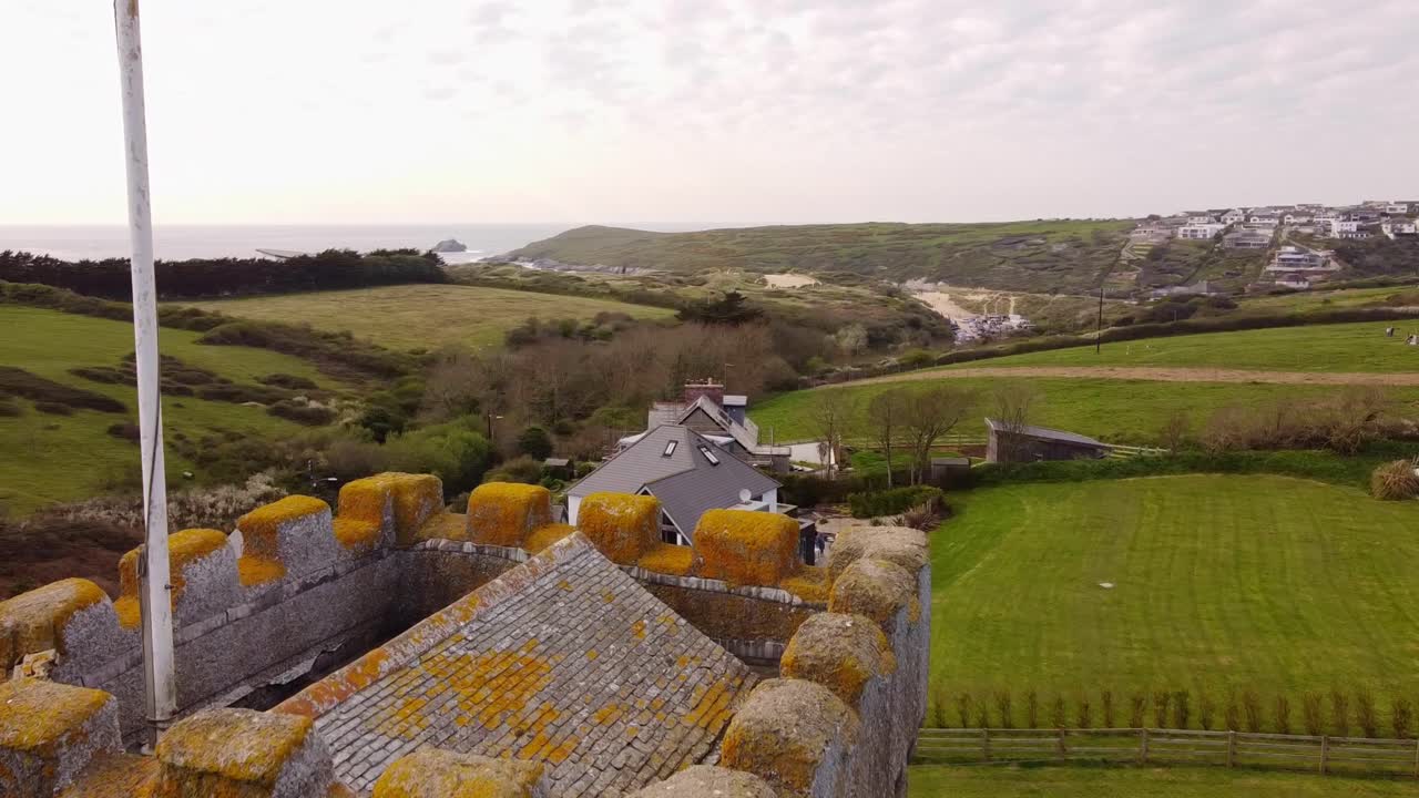 воздушный шпиль церкви деревни кранток, открывающий вид на пляж кранток в корнуолле
