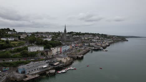 Cobh-Town-Irland-Schwenk-Drohne-Luftaufnahme