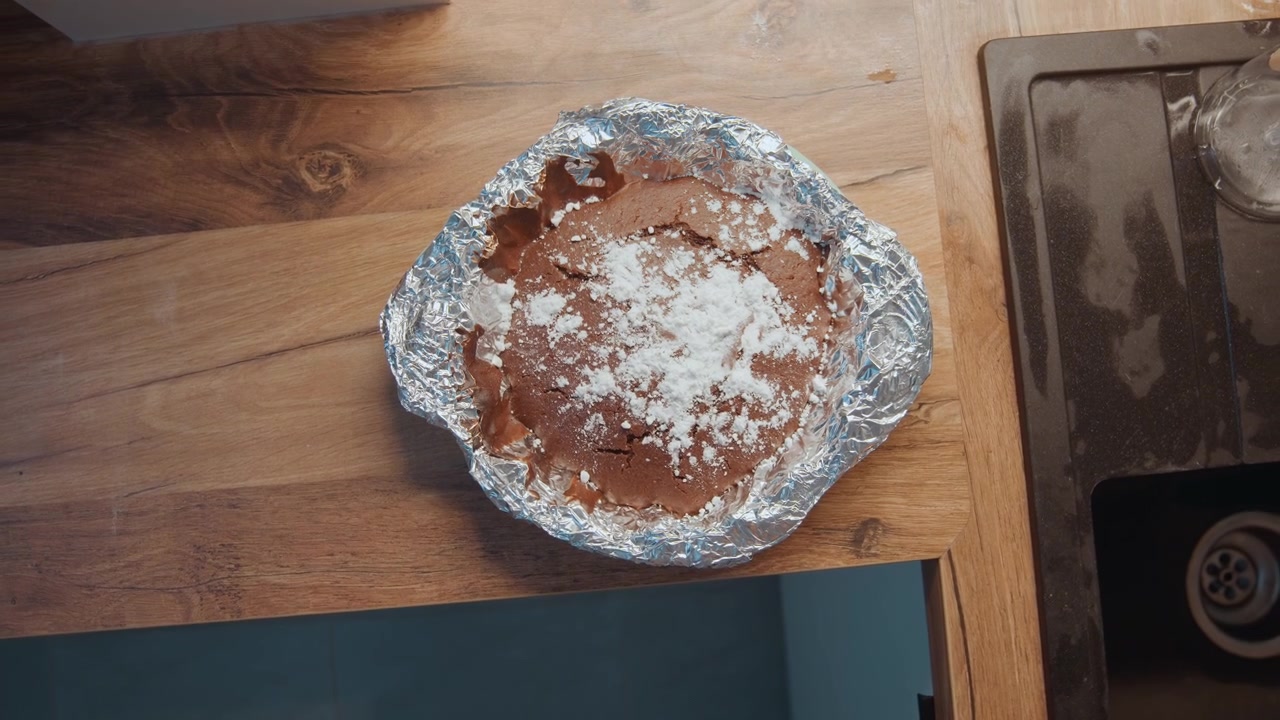 Hjemmelaget kake på rustikk benk. Nybakt sjokoladedessert på gårdsbenk, naturlig belyst. Koselig morgenstemning med sjokoladekake tilberedt på et gårdsbord i tre.