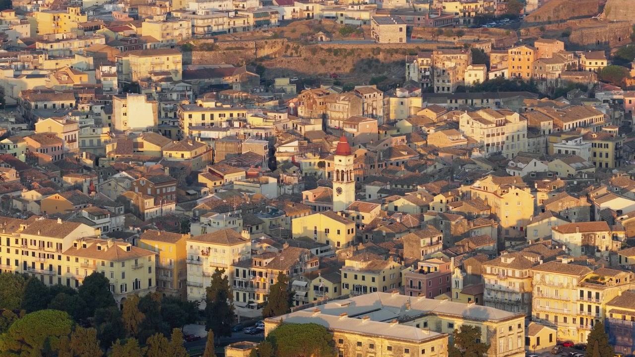 Città Vecchia di Corfù, Chiesa di San Spiridione, Grecia, architettura veneziana, ripresa aerea con drone.