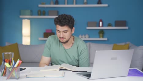 estudiante masculino al que le encanta leer.
