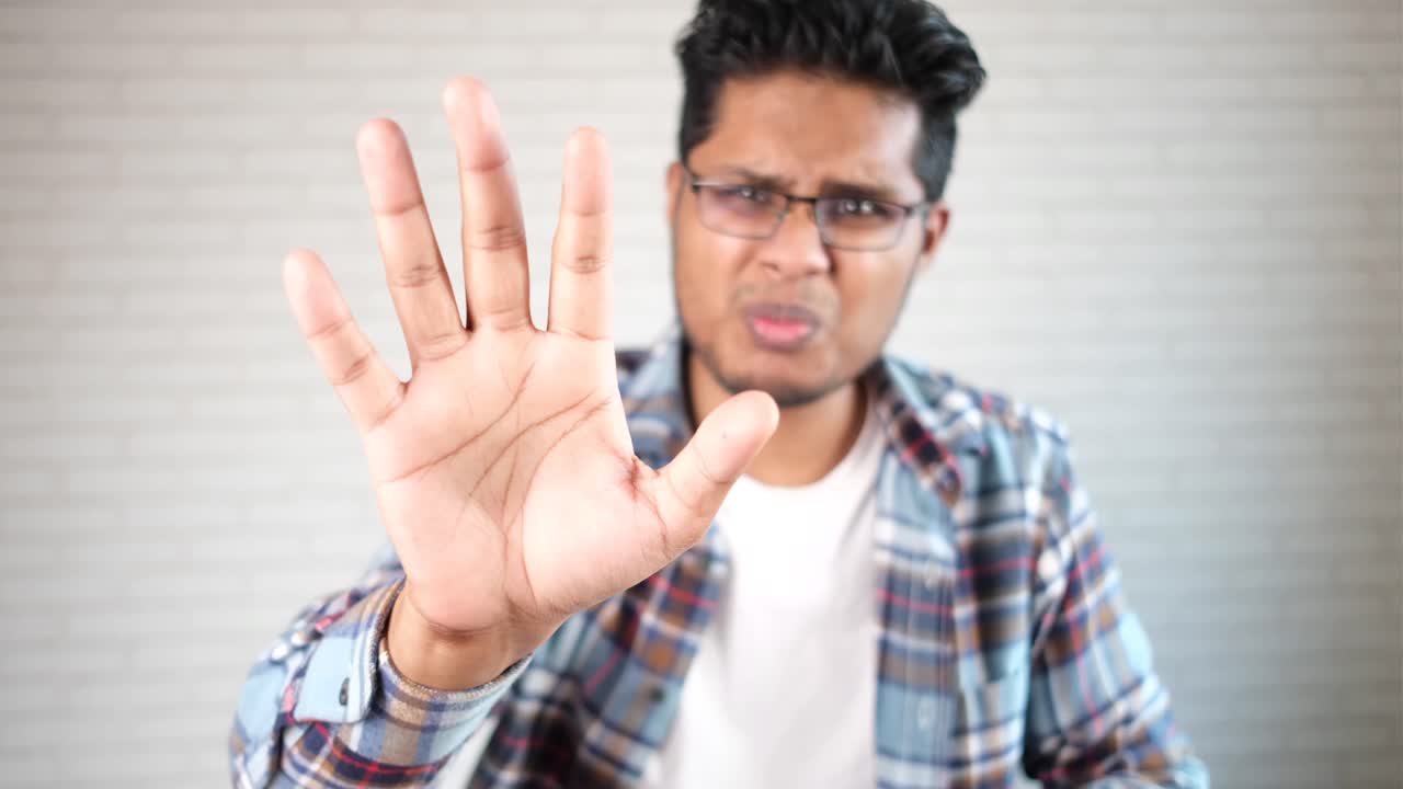 hombre haciendo un gesto de parada