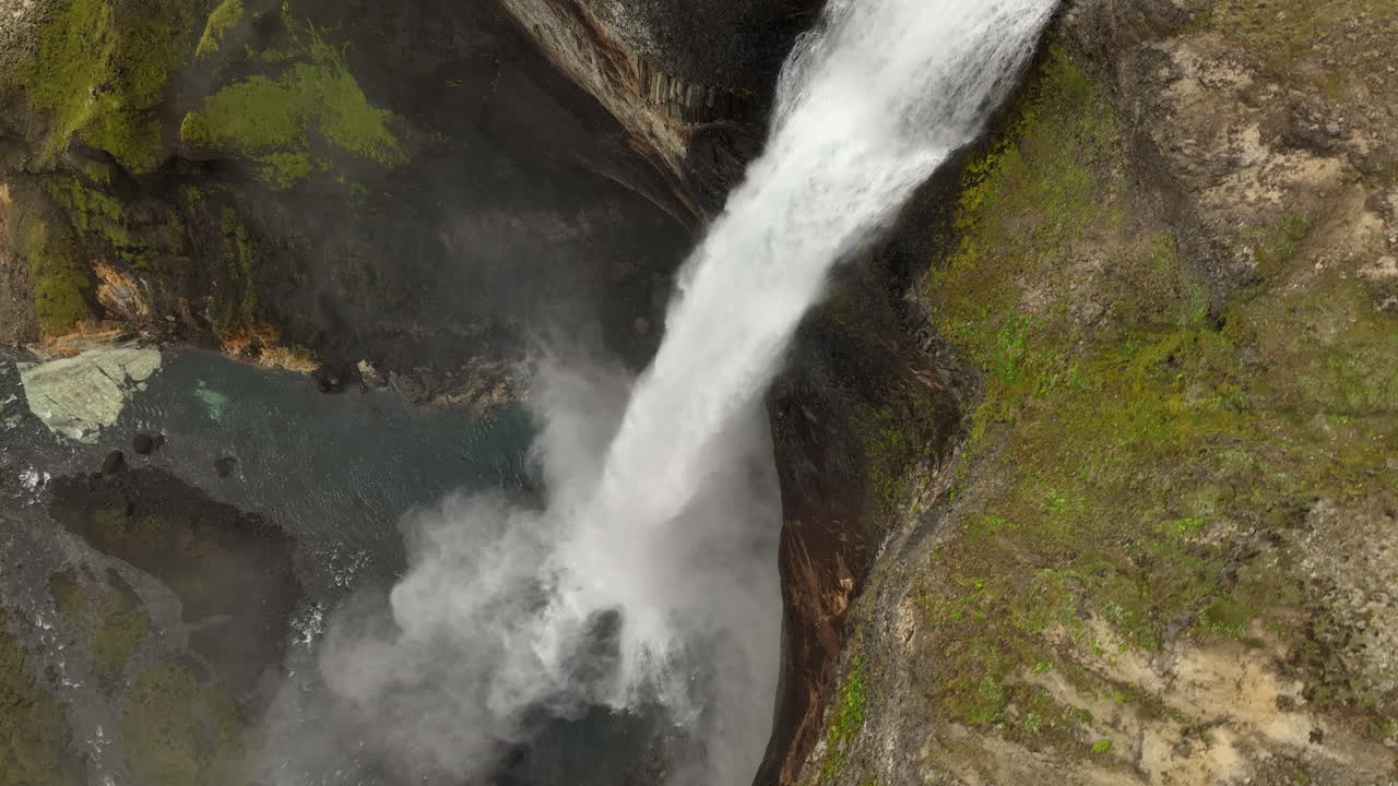 fotografía aérea de arriba sobre las tierras altas de haifoss, islandia