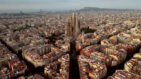 una toma aérea cinematográfica de toda cataluña con la sagrada familia en barcelona, españa