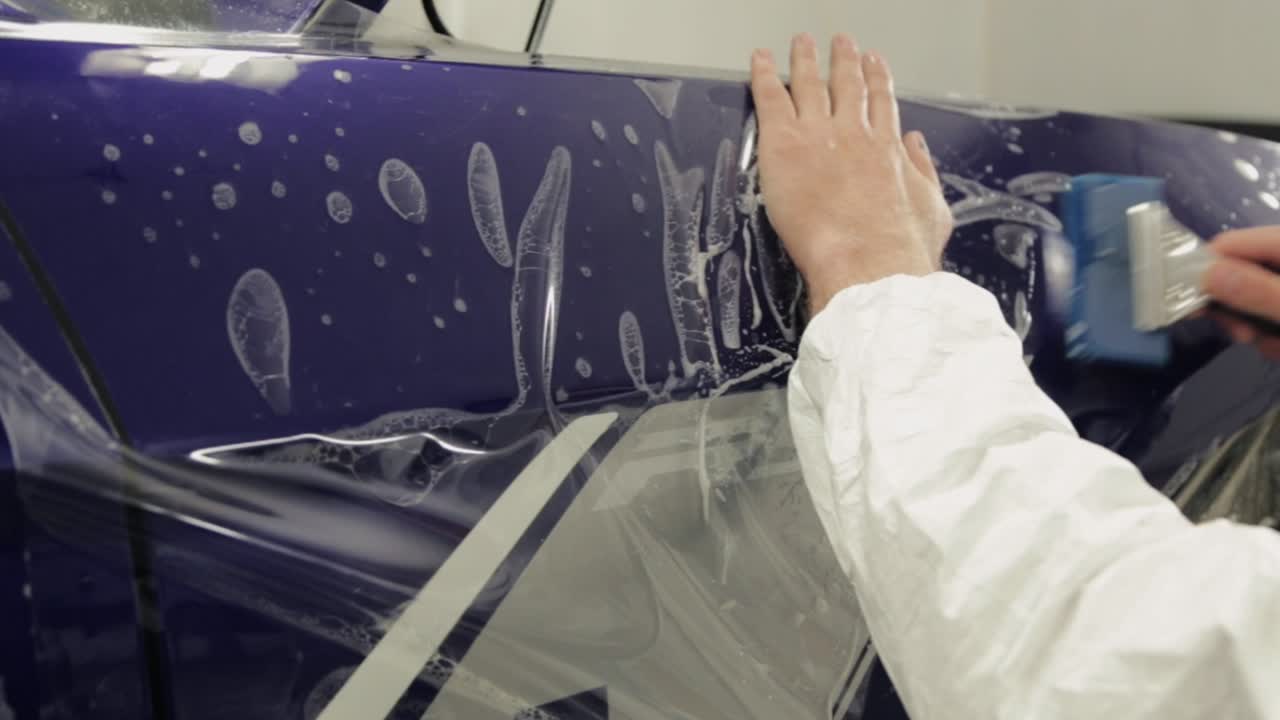 자동차에 비닐 포장을 적용하는 것