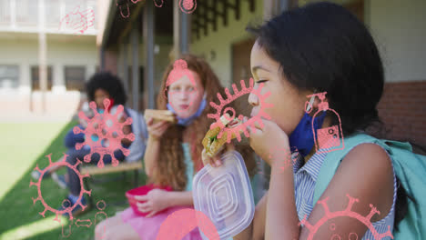 Animación-De-Dibujos-De-Covid-19-Con-Niños-Con-Máscaras-De-Distanciamiento-Social-Comiendo-En-La-Escuela