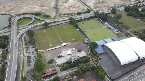 Toma-Orbital-De-Jam-Besar-Dataran-En-Johor-Bahru-En-Malasia-Desde-Un-Dron-Aéreo