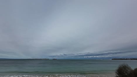 Lapso-De-Tiempo-De-Un-Buque-De-Carga-Que-Ingresa-A-La-Bahía-De-Port-Philip-A-Través-De-La-Rasgadura,-Antes-De-Una-Tormenta