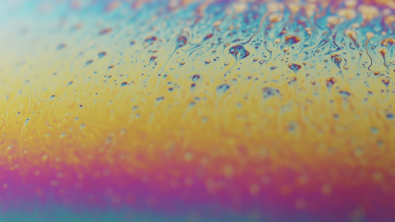 líquido que muestra los colores del arco iris y se mueve a cámara lenta