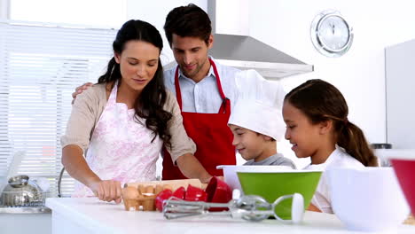 familia preparando pastel juntos