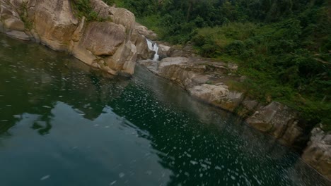 Vuelo-Cinematico-en-el-Charco-Los-Morones-en-Utuado-Puerto-Rico,-Rio-Hermoso-1