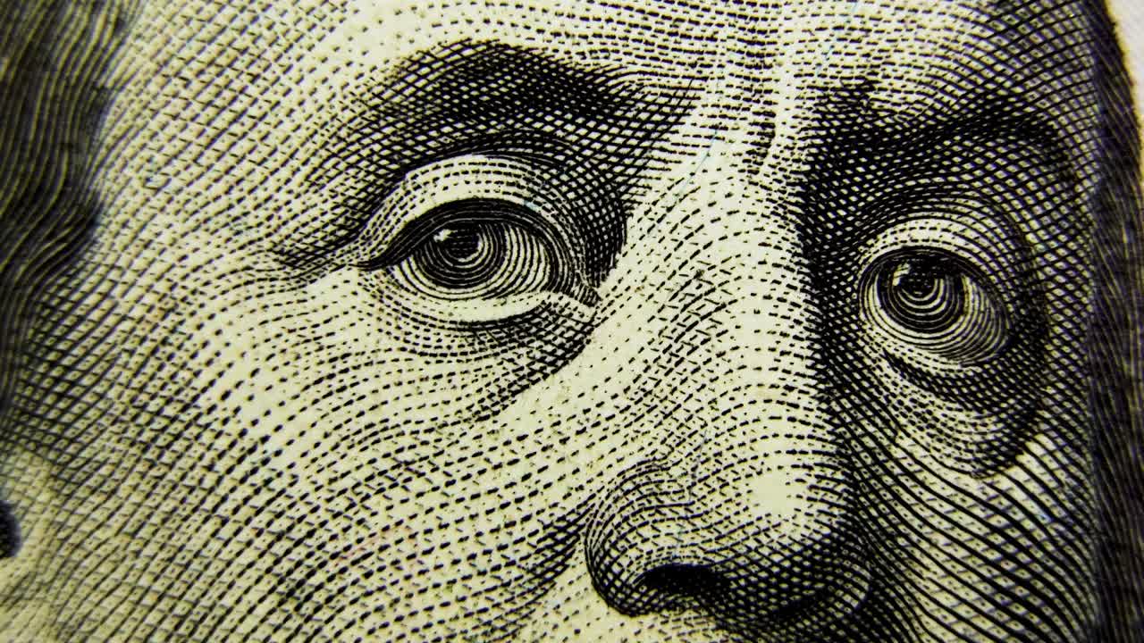 movimiento de detención en efectivo de 100 dólares