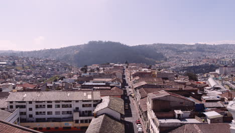 cupulas de la iglesia de santo domingo quito ecuador y luego la calle rocafuerte