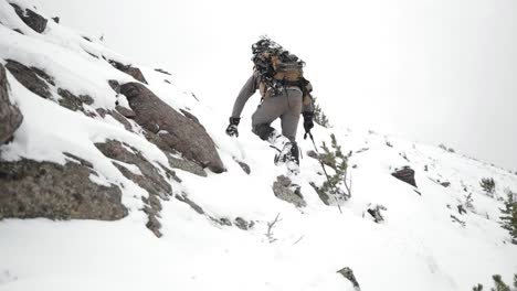 Tiro-Con-Arco-Caza-De-Alces-Con-Arco-En-La-Nieve-En-Montana-En-Octubre-En-La-Nieve