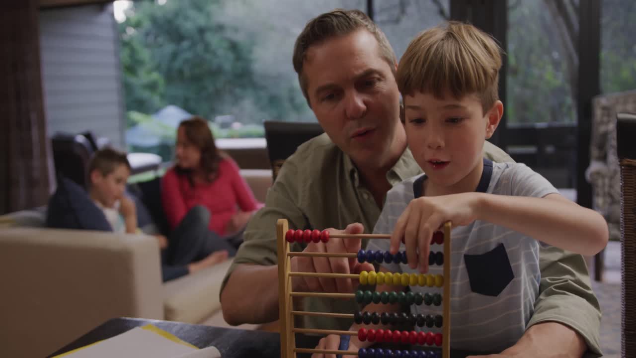 la familia pasa tiempo juntos en casa por la noche