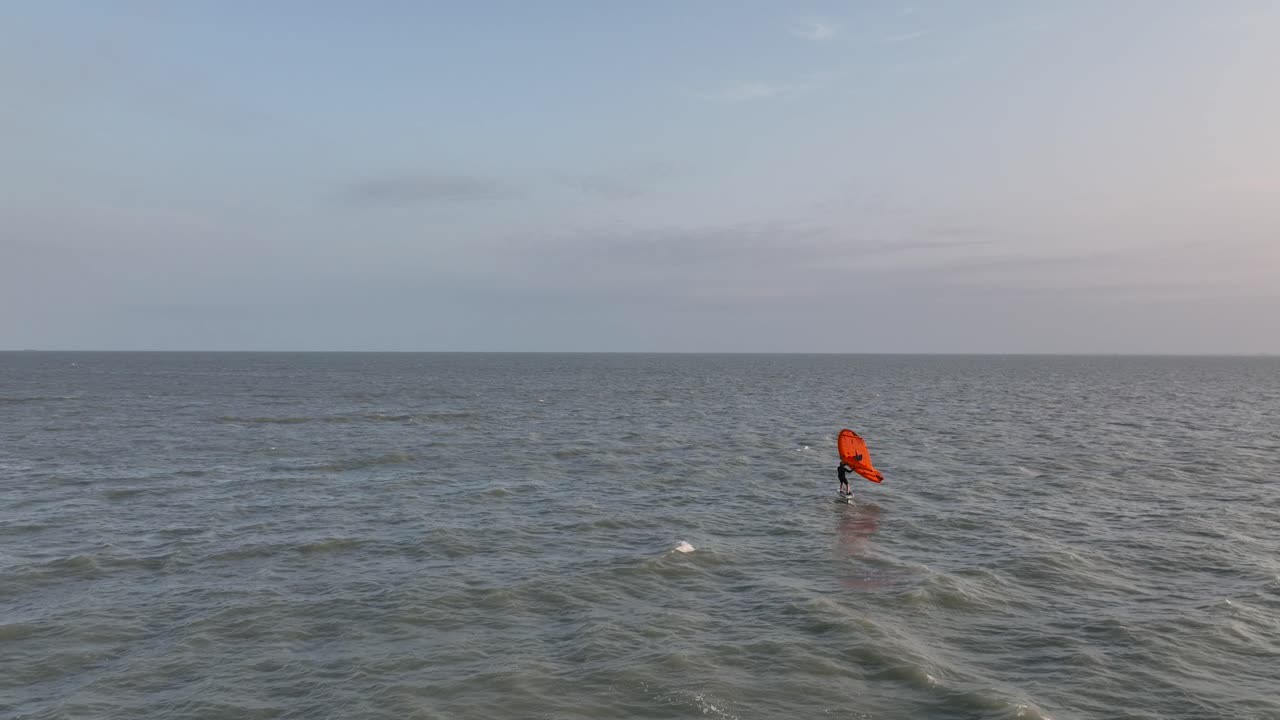 텍사스주 포틀랜드에서 드론으로 윈드서퍼 추격