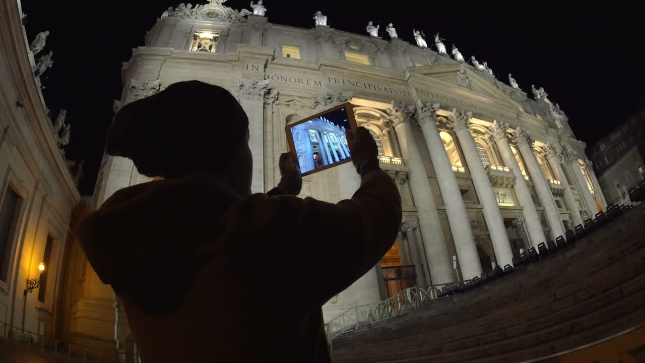 usando el pad para tomar fotos de la noche de la basílica de san pedro