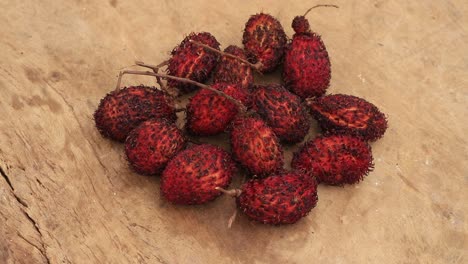 lichi con hojas aislado sobre fondo de madera