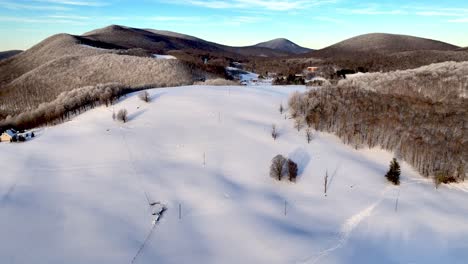 campo cubierto de nieve aéreo cerca de boone nc, carolina del norte