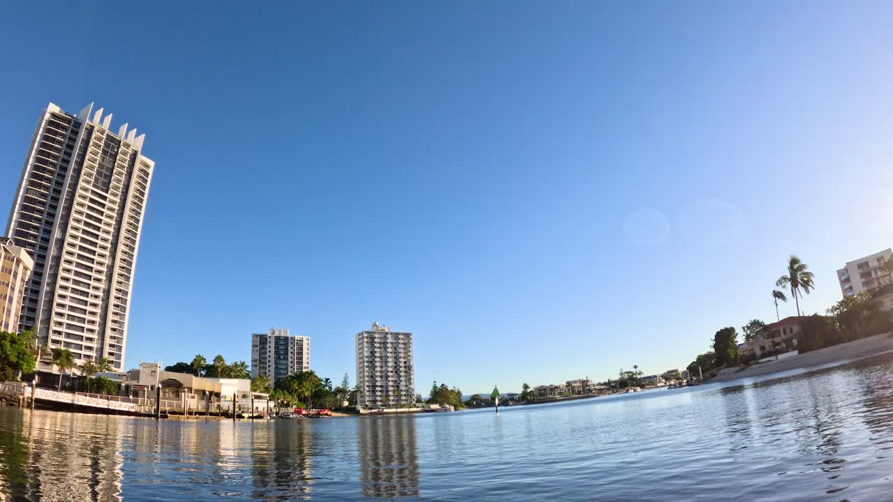 골드 코스트 해변 을 따라 항해 하는 스피드 보트